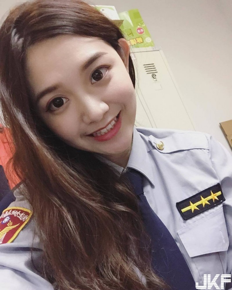 台南最正女警「桃桃」上胸大到把警察制服撐爆，超萌大眼還有深邃事業線：好想被盤查&#8230;