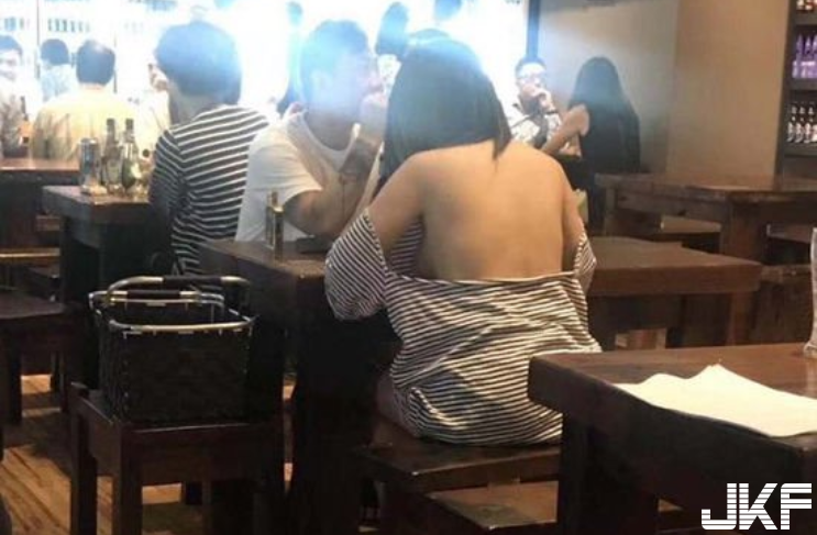 夏天到！奇葩秀乳妹爽吃麵　「渾圓飽滿形狀」全露出&#8230;男人都酥麻了