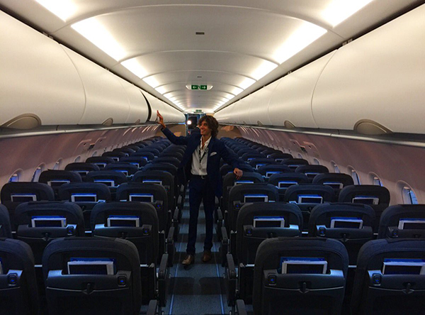 【博狗扑克】爽呆了！坐飛機環遊世界，一手喝香檳一手摟空姐還能月領２２０Ｋ！