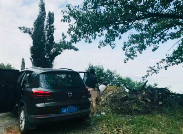 【博狗扑克】野外激情！離婚人妻偷啪黑衣男　「90度交纏」辣照流出…網友狂敲碗