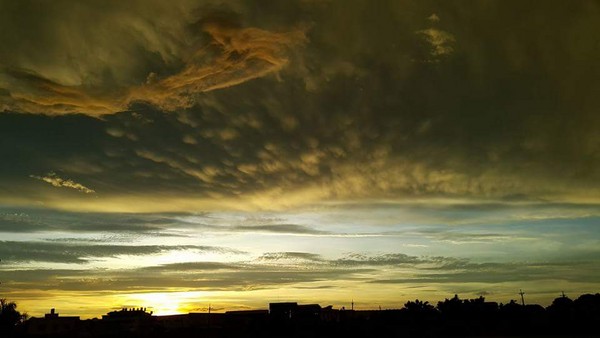 【博狗扑克】天佑台中？天空出現「黃金龍」　網：有人收齊七龍珠了