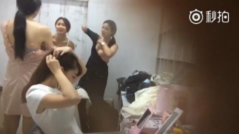 【博狗扑克】辣車模「更衣室偷拍」影片瘋傳　香豔換裝脫衣全都錄