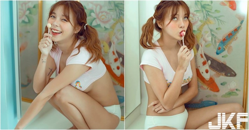 【博狗扑克】來一根棒棒糖！「俏皮奶妹」在家玩耍好會撩，超短上衣露出「渾圓南半球」！