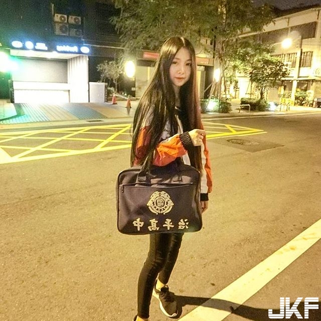 【博狗扑克】清純學生妹！「治平高中」長髮學生妹烏黑大眼還有細長腿，穿上學生制服學長會受不了！