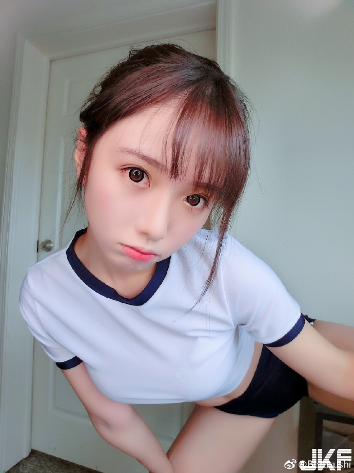 【博狗扑克】合身體操服也擠出了大歐派！白皙正妹「Borusushi 」衣服下隱藏了超渾圓胸型….