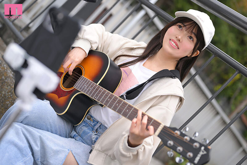 【博狗扑克】(MIFD-724)实在太穷了！街头歌手「白宫萌」牙一咬就拍A片惹！