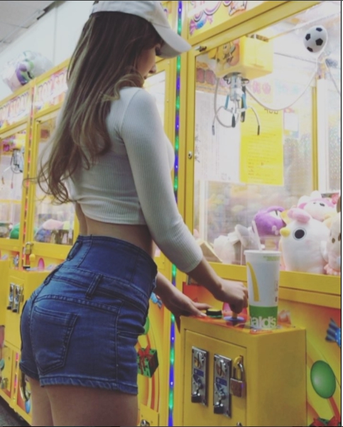 【博狗扑克】這我完全可以啊！翹臀美女夾娃娃機，火辣身材前凸後翹…拜託夾我好嘛！！