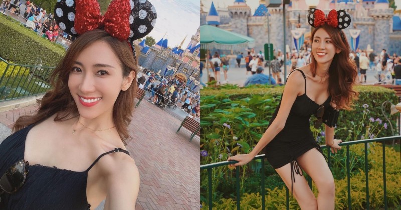 【博狗扑克】迪士尼出沒「氣質美乳甜心」，細肩帶小洋裝秀「性感好身材」，海邊穿搭更火辣！