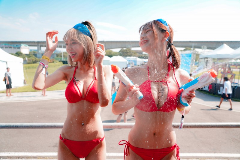 【博狗扑克】S2O電音派對「巨乳強襲」激情水戰High翻台北！水槍噴灑的「養眼畫面」視角有夠惹火