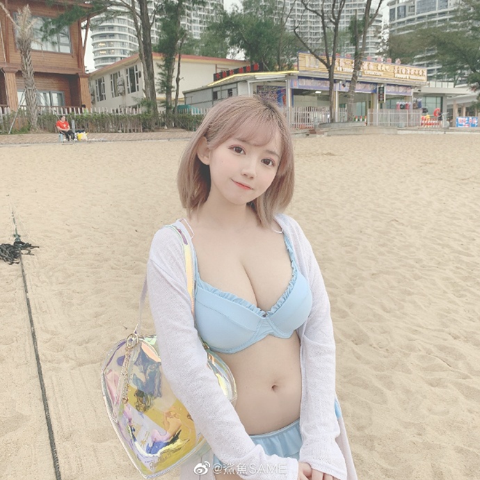 【博狗扑克】沙灘發現「超兇白嫩正妹」飽滿事業心太亮眼！甜美的「天菜顏值」氣質瞬間滿出來