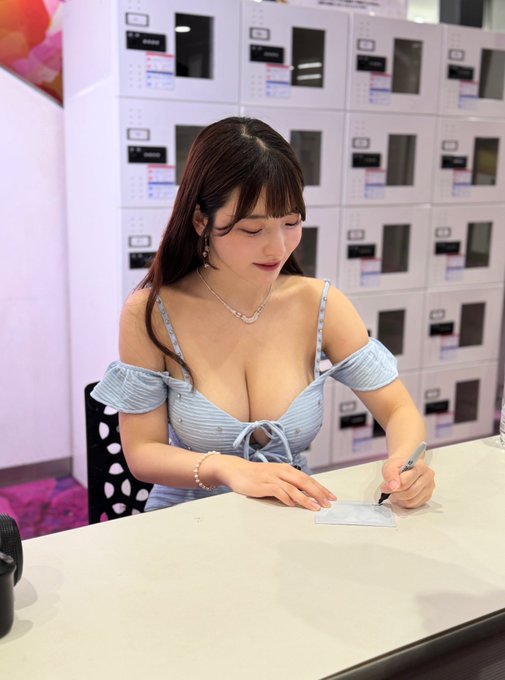 【博狗扑克】彩月七绪(OFES-033) 姐姐实在太骚了！H罩杯雪嫩爆乳美少女「彩月七绪」本月新作被弟弟朋友中出！