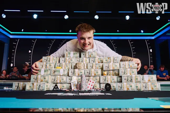【EV扑克】16手牌速胜独揽1000万美金!22岁美国小将夺得2026年WSOP主赛冠军
