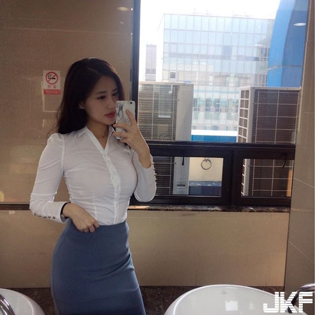 【博狗扑克】公司女同事「緊到爆」的OL襯衫，胸前太緊繃，鈕扣表示難受！好想幫妳解開釦子….