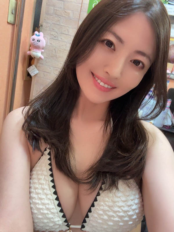 【博狗扑克】(JUR-832) 和「美艳绝伦婶婶」度过两天一夜火辣之旅，她用丰满E奶狂榨干我！