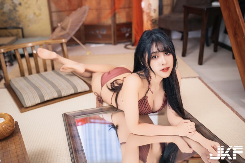 【博狗扑克】巨乳辣妹「波奇」爆乳內衣大秀南半球！高挑美腿「比例好吸睛」